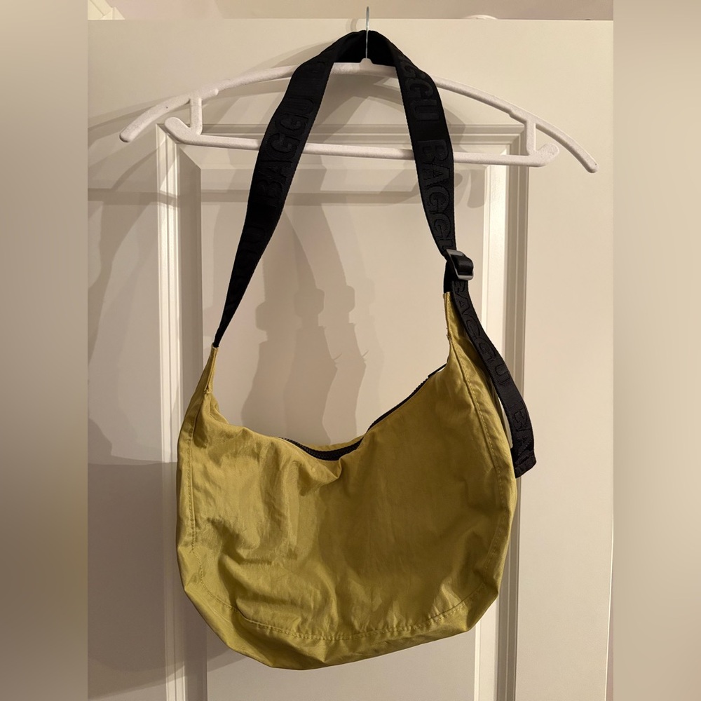 baggu medium crescent bag in lemongrass!!